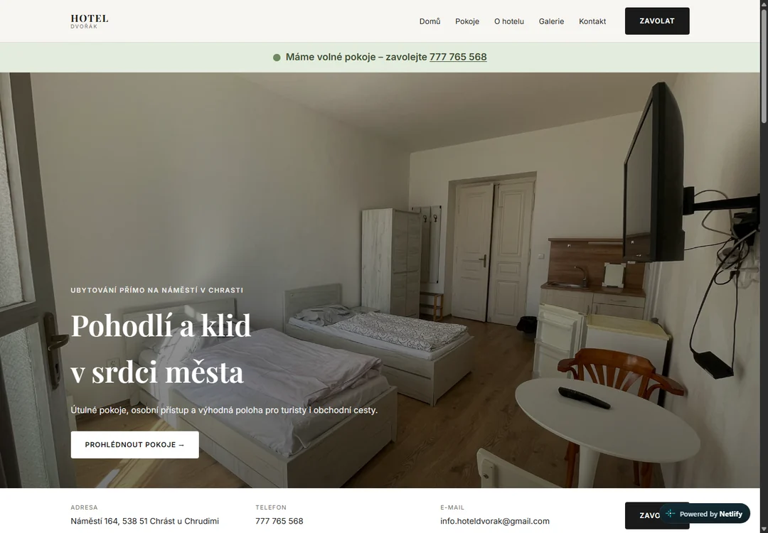 Ảnh chụp website thực tế Hotel Dvořák, hiển thị phòng nghỉ và thông tin liên hệ.